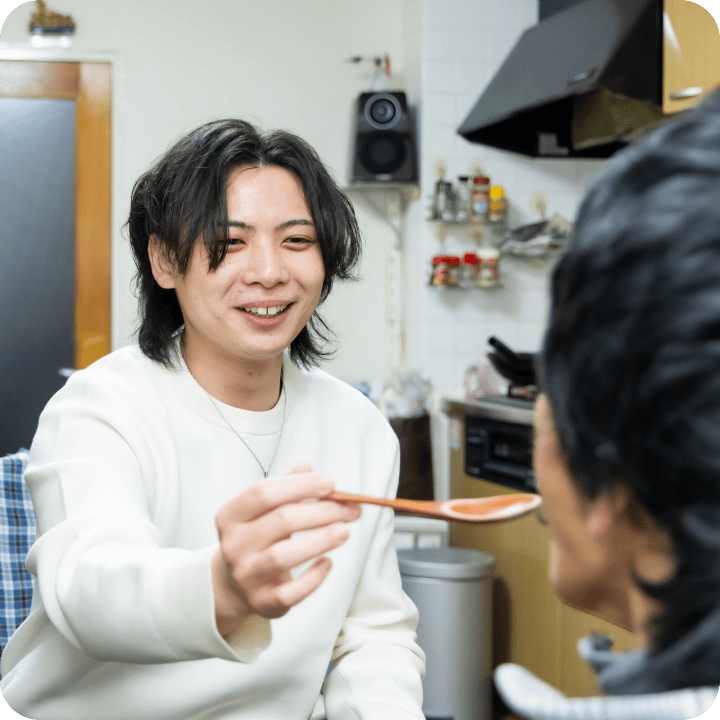 ベットからの訪問介護シーン