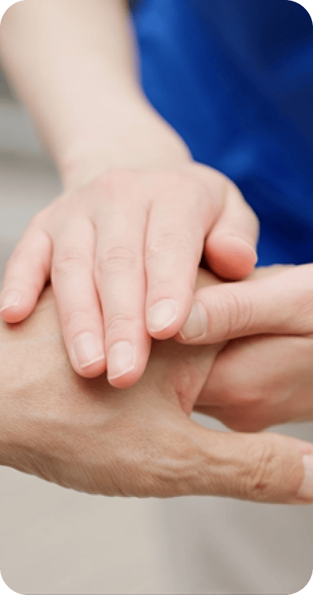 手を包み込む写真