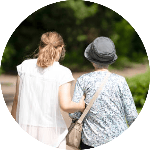 母と娘が歩いているシーン