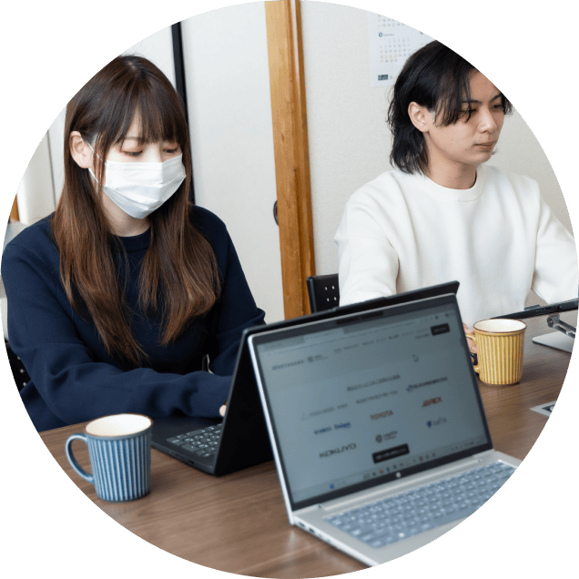 女性がタブレットを持って、確認・点検をお子なるシーン