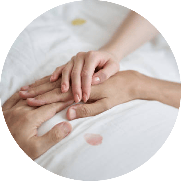 ベットで手を握っているシーン