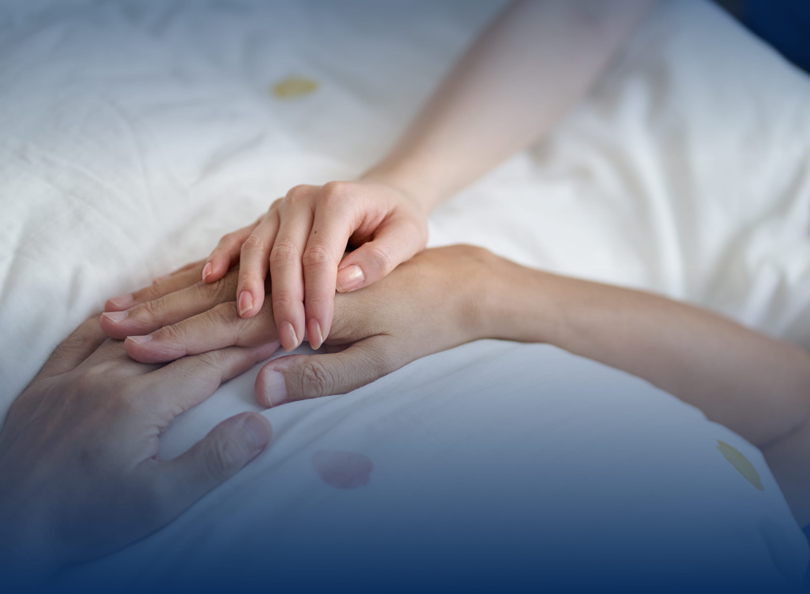 介護で手を握るシーン