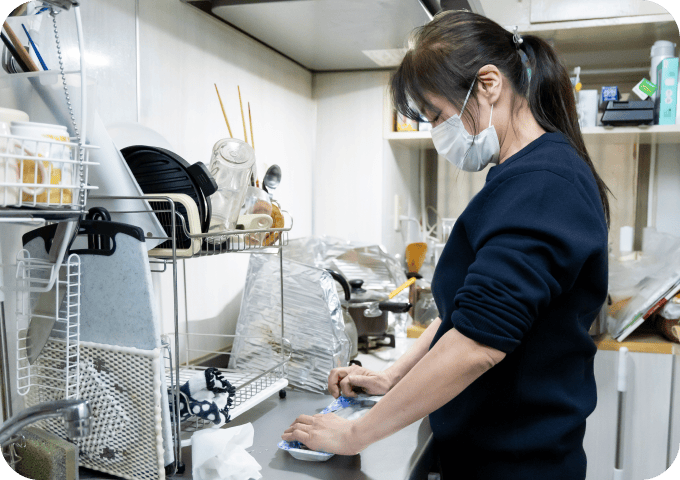 被介護者と介護士が公園のベンチで休憩しているシーン