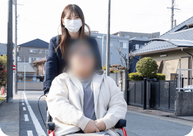 介護士と被介護士がとまって、会話しているシーン