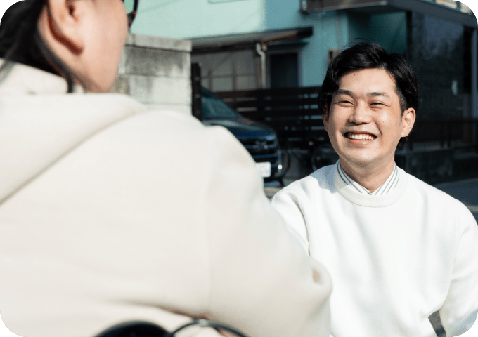 ベット上で、両手を握っていシーン